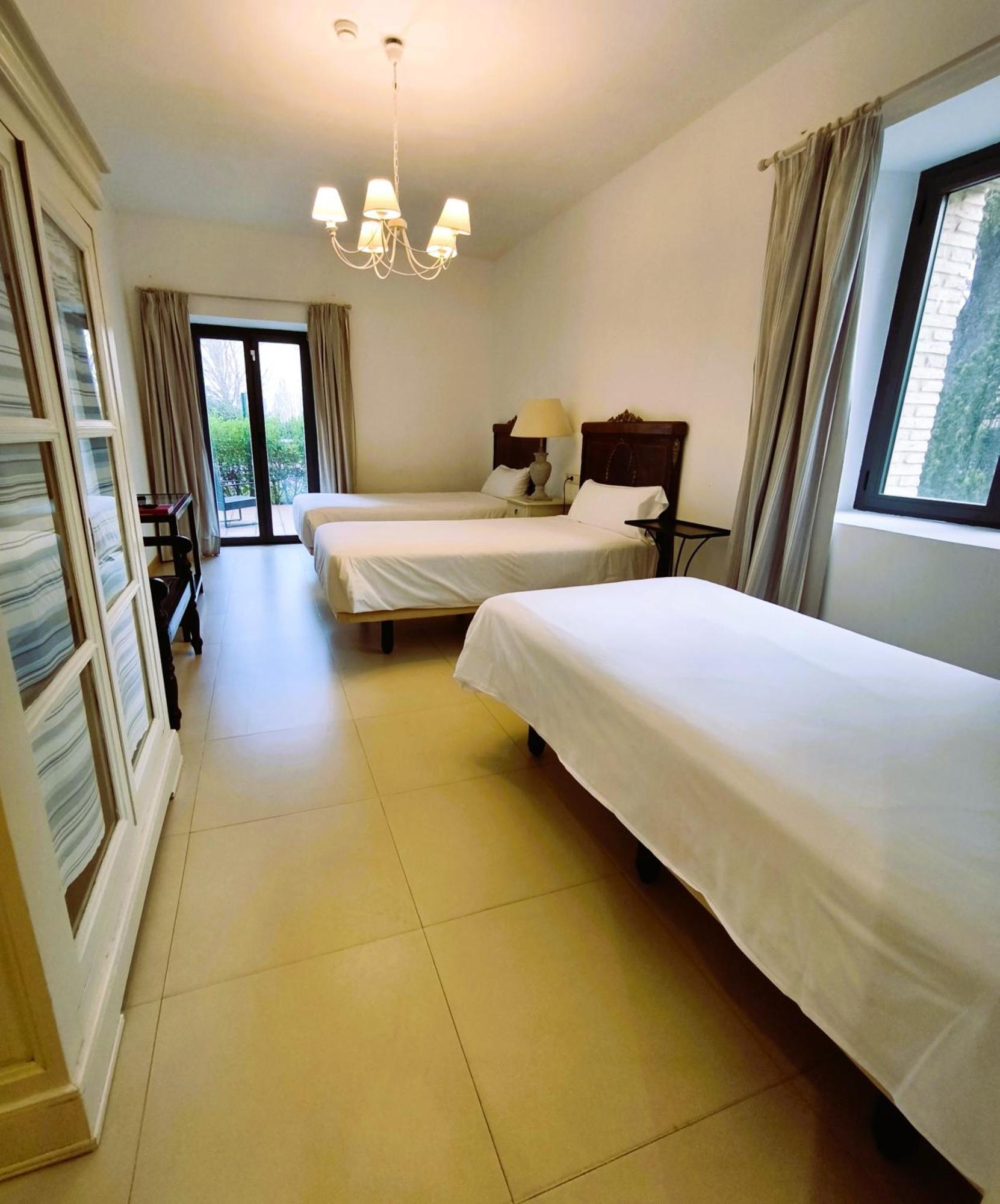 Hotel Villa Marcilla Buitenkant foto